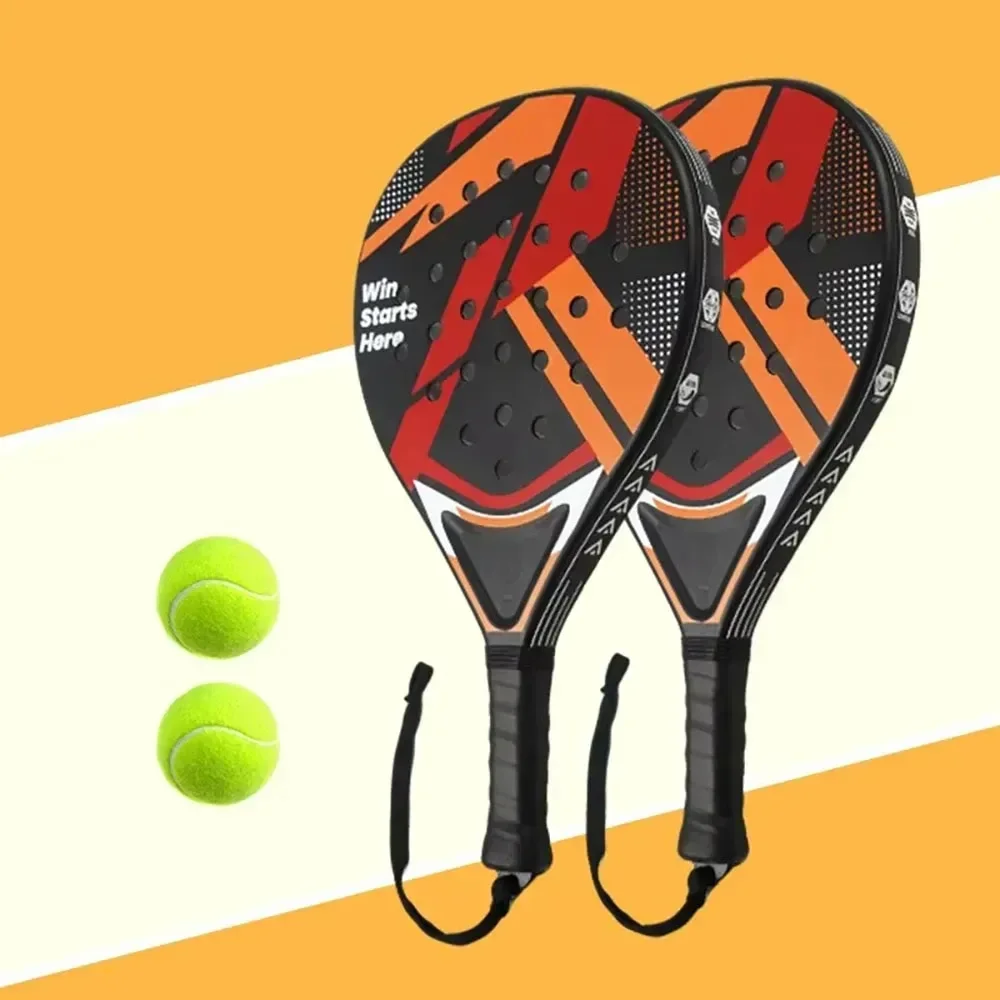 Deux raquettes de padel et deux balles sur fond orange