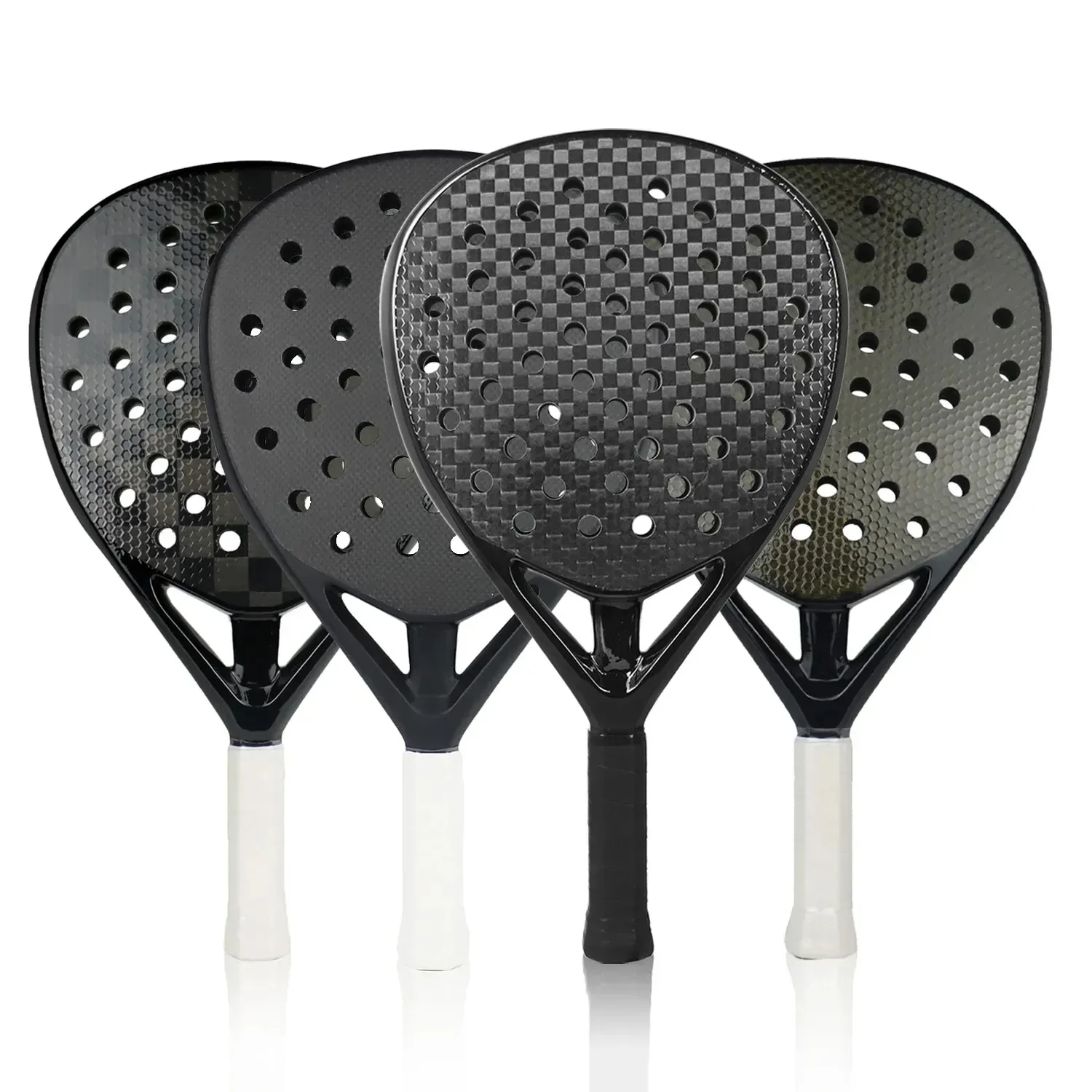 Raquette de padel carbone tenue en main
